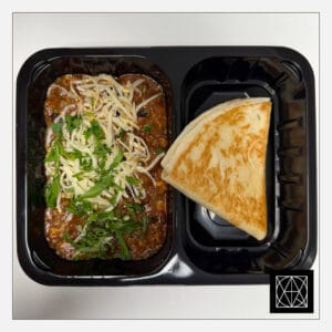 Jautienos troškinys „Chilli con carne“ su parmezano sūriu, pateikiamas su kepta tortilija