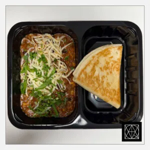 Jautienos troškinys „Chilli con carne“ su parmezano sūriu, pateikiamas su kepta tortilija