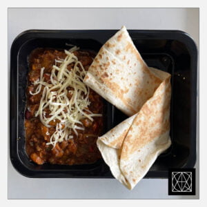 Jautienos troškinys „Chilli con carne“ su parmezano sūriu, pateikiamas su kepta tortilija