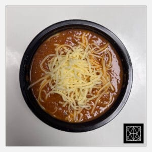 „Chilli con carne“ sriuba, skaninta parmezano sūriu