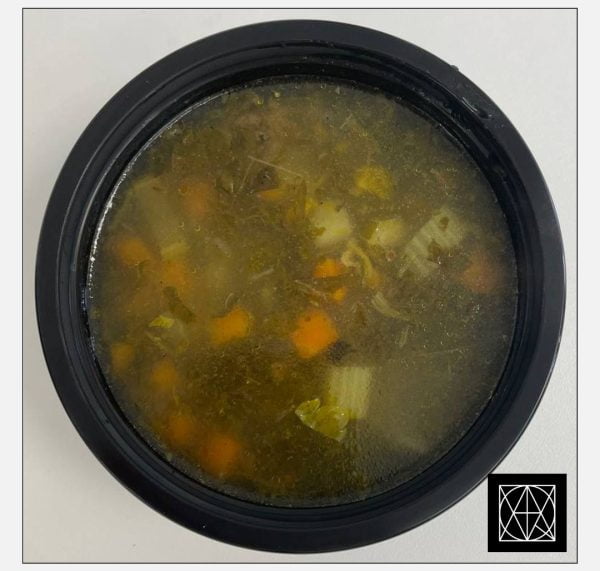 Rūgštynių sriuba, pagardinta šviežiomis morkomis