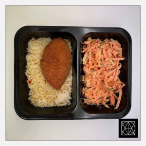 Kijevo kotletas, pateikiamas su basmati ryžiais ir morkų salotomis, gardintomis majonezu