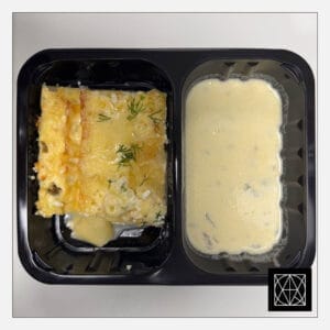 Lazanija su varške ir špinatais, pateikiama su sviesto-grietinės padažu