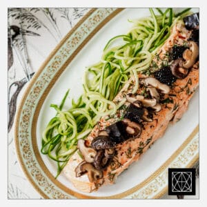 Garuose virta lašišos filė, pagardinta sojos drebučių kubeliais, shiitaki grybų ir agurkų juostelėmis, bei imbieriniu padažu