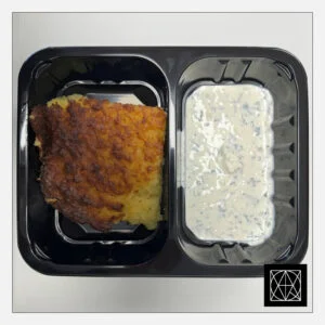 Bulvių plokštainis, pateikiamas su varškės kremu