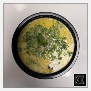 Tom Yum sriuba su vištiena, mini krevetėmis ir rudaisiais pievagrybiais