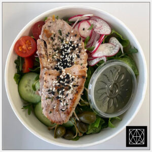 Pavasarinės tuno salotos – lengvai ant griliaus pakeptas tunas, sultenės, romaninės salotos, saulėgrąžų daigai, traškūs agurkėlių ir ridikėlių griežinėliai, pomidorų acto-alyvuogių aliejaus pagardas