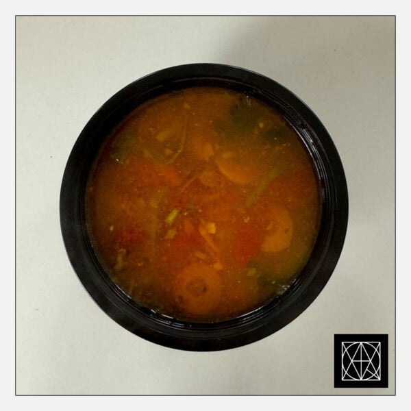 Pomidorinė sriuba, skaninta šviežiais bazilikais