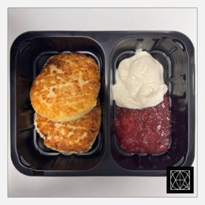 Saldžios varškės kepti varškėčiai, pateikiami su namine uogiene ir grietine