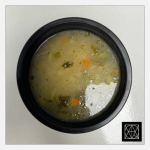 Agurkinė sriuba, skaninta perlinėmis kruopomis