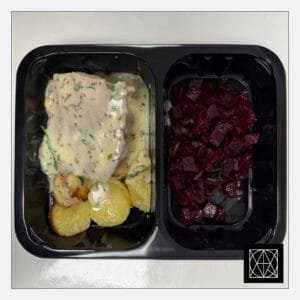 Jautienos liežuvis su garstyčių padažu, pateikiamas su keptomis bulvėmis ir burokėlių salotomis