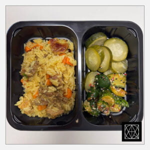 Kiaulienos plovas, pagardintas raugerškių uogomis, pateikiamas su šviežiai raugintais agurkais