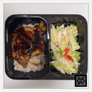 Vištienos kepsneliai su teriyaki padažu ir sezamais, pateikiami su ryžiais ir šviežiomis salotomis