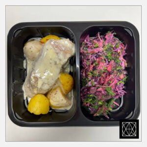 Jautienos liežuvis su garstyčių padažu, pateikiamas su keptomis bulvėmis ir „Coleslaw“ salotomis