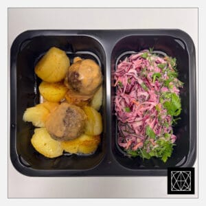 Švediški jautienos-kiaulienos kukuliai, pateikiami su keptomis bulvėmis ir „Coleslaw“ salotomis