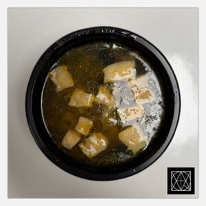 Karališka žuvienė su lašiša ir krevetėmis, gardinta juodosiomis alyvuogėmis