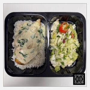 Vištienos krūtinėlė su špinatų padažu, pateikiama su basmati ryžiais ir šviežiomis salotomis