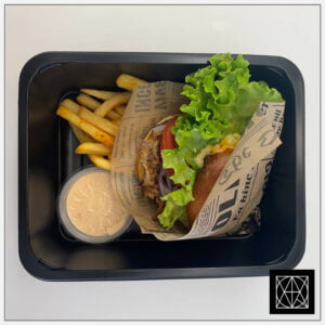 Mėsainis su plėšyta BBQ kiauliena, pomidorais, salotomis, svogūnais, čederio sūriu, česnakiniu majonezo-teriyaki padažu ir gruzdintomis bulvytėmis