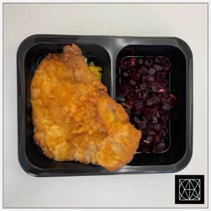 Vienos šnicelis iš kiaulienos, pateikiamas su keptomis bulvėmis ir burokėlių salotomis