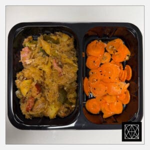 Bigosas – kopūstų, raugintų agurkų, kiaulienos ir parūkytų dešrelių troškinys, pateikiamas su keptomis bulvėmis