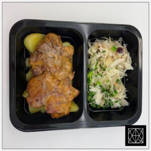 Grill kiaulienos sprandinės kepsnys, pateikiamas su keptomis bulvėmis ir mūsų raugintais kopūstais, gardintais svogūnų laiškais