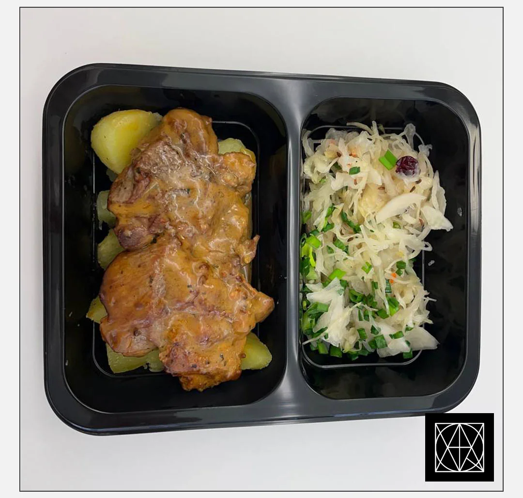 Grill kiaulienos sprandinės kepsnys, pateikiamas su keptomis bulvėmis ir mūsų raugintais kopūstais, gardintais svogūnų laiškais