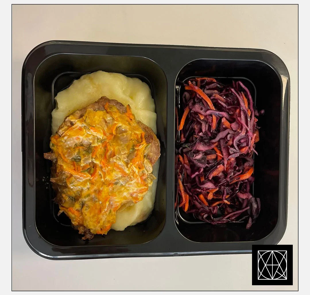 Prancūziškas kiaulienos kepsnys, užkeptas svogūnais, morkomis ir sūriu, pateikiamas su bulvių koše ir mėlynųjų kopūstų salotomis