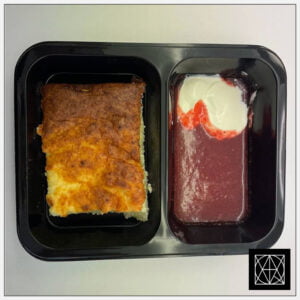 Varškės apkepas, pateikiamas su trintomis braškėmis ir grietine