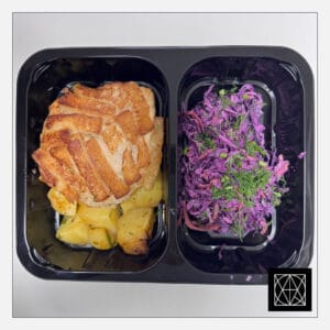 Vištienos kepsnys „Jūratė“, pateikiamas su keptomis bulvėmis ir „Coleslaw“ salotomis
