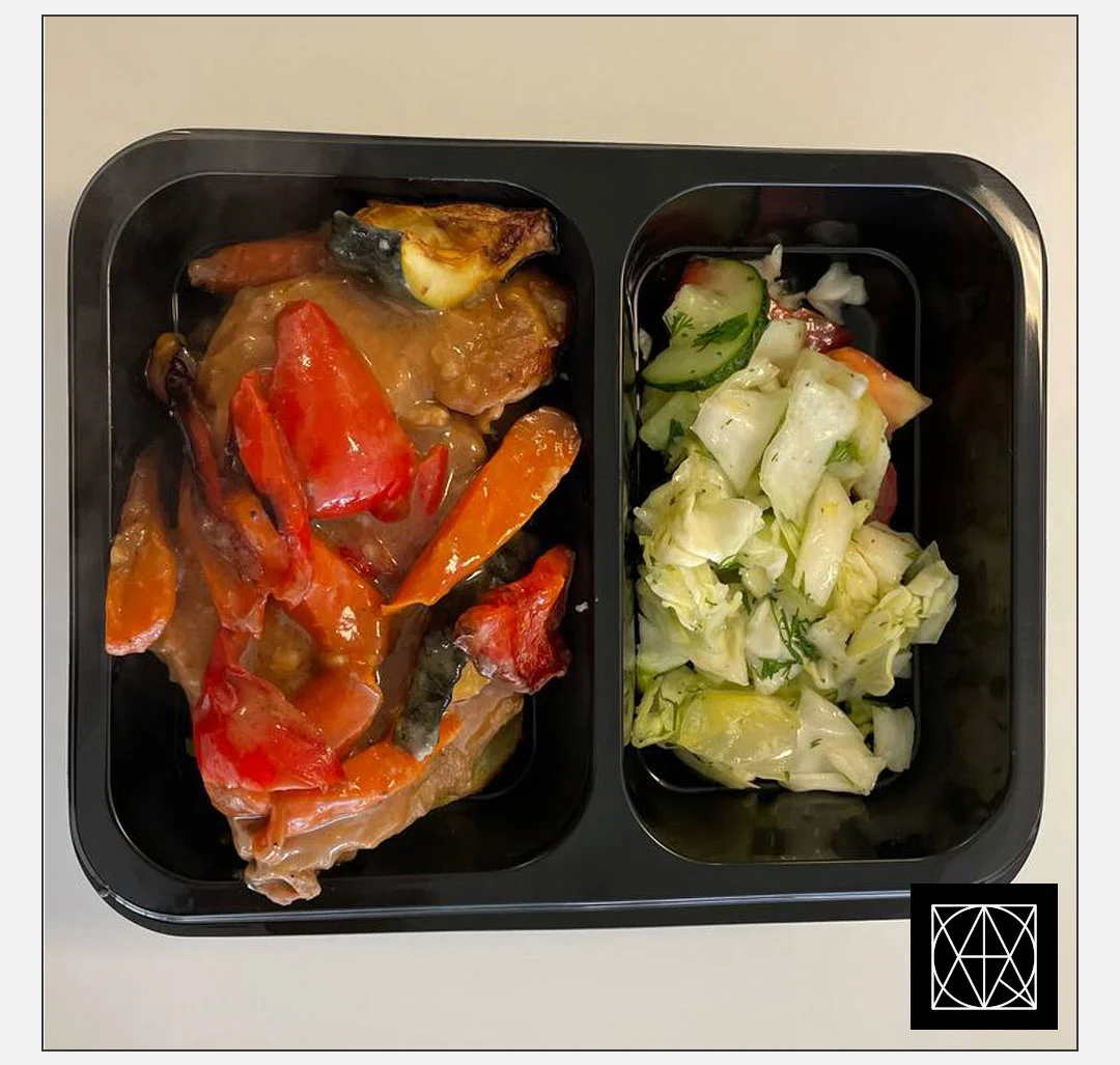 Kiaulienos sprandinė su grill daržovėmis, pateikiama su keptomis bulvėmis ir šviežiomis salotomis