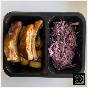 Ilgo kepimo kiaulienos šonkauliai, pateikiami su keptomis bulvėmis ir „Coleslaw“ salotomis