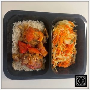 Vištienos „Čakobili“, pateikiamas su ryžiais ir marinuotomis morkų-kopūstų salotomis