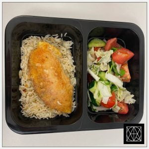 Vištienos kepsnys „Cordon bleu“, pateikiamas su basmati ryžiais ir šviežiomis salotomis
