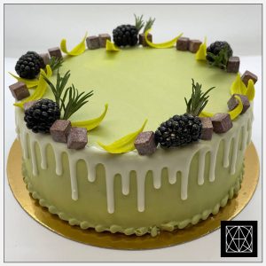 Baltojo šokolado tortas su pistacijomis ir aviečių confit