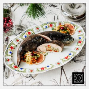 Garuose keptas vaivorykštinis upėtakis, įdarytas daržovėmis