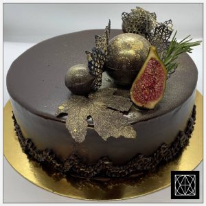 Karališkas juodojo šokolado tortas su vyšniomis
