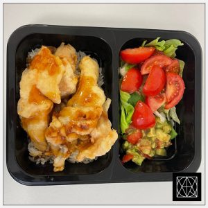 Lašiša tempura tešloje, pateikiama su ryžiais, salotomis, pomidorų kapotiniu, avokadų salsa ir aštriu Chalapos paprikų-česnakų padažu