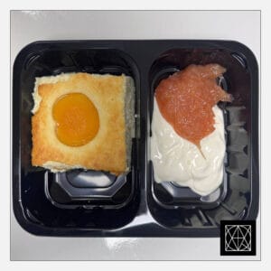 Varškės apkepas su persikais, pateikiamas su namine uogiene ir grietine