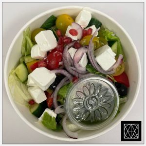 Graikiškos salotos su feta, persimonais, mandarinais, šilauogėmis ir žaliuoju padažu
