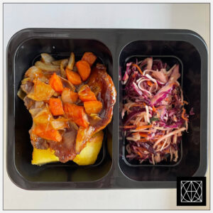 Grill kiaulienos sprandinės kepsnys, pateikiamas su keptomis bulvėmis ir „Coleslaw“ salotomis