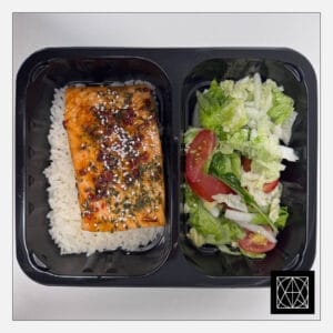 Lašišos kepsnys su teriyaki glazūra ir sezamais, pateikiamas su ryžiais ir šviežiomis salotomis
