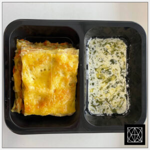 Lazanija su daržovėmis, užkepta kietuoju sūriu, pateikiama su sviesto-grietinės padažu