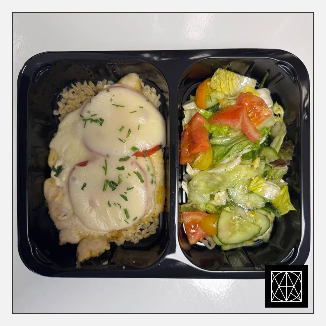 Vištienos filė kepsnys, užkeptas pomidorais ir mocarela, pateikiamas su bulguru ir šviežiomis salotomis