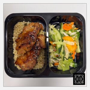 Vištienos kepsneliai, pagardinti teriyaki padažu ir sezamais, pateikiami su bulguru ir šviežiomis salotomis