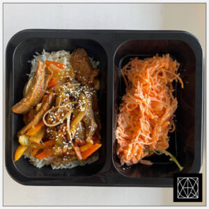 Azijietiška jautiena su sojos daigais, pateikiama su ryžiais ir morkų salotomis, gardintomis majonezu