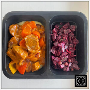 Burgundiškas jautienos troškinys, pateikiamas su bulvių koše ir burokėlių salotomis, gardintomis majonezu