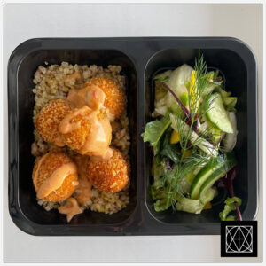 Vegetariški daržovių falafeliai su libanietišku padažu, pateikiami su bulguru ir šviežiomis salotomis