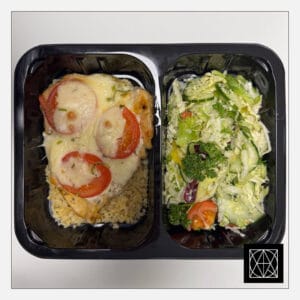 Vištienos filė, užkepta pomidorais ir mocarela, pateikiama su bulguru ir šviežiomis salotomis