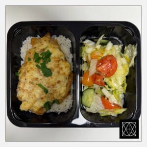 Vištienos kepsnys, užkeptas migdolų drožlėmis ir sūriu, pateikiamas su ryžiais ir šviežiomis salotomis