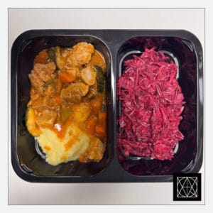 Kiaulienos guliašas, pateikiamas su sviestine bulvių koše ir burokėlių salotomis, gardintomis majonezu